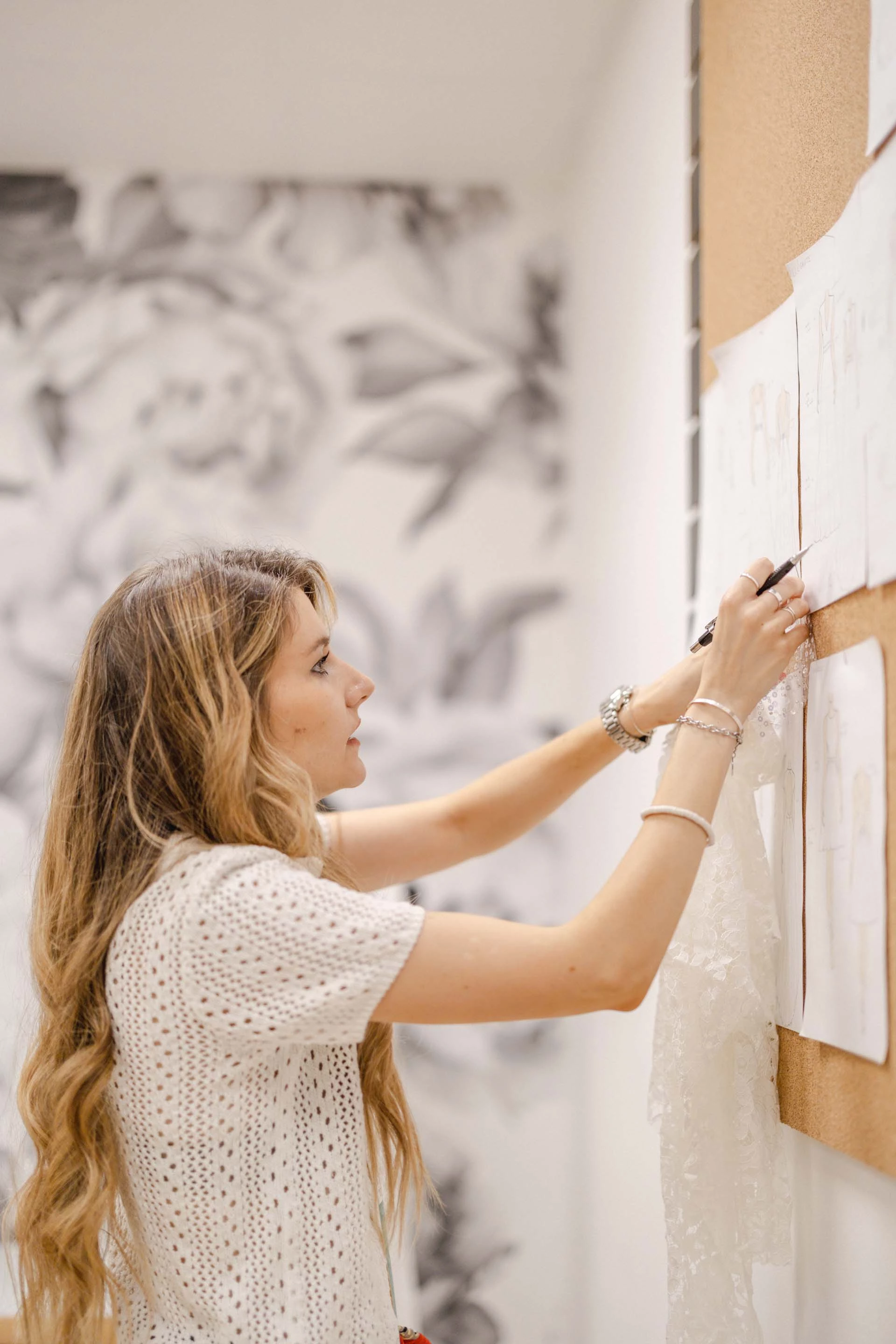 main poignet cheveux longs bonheur marron